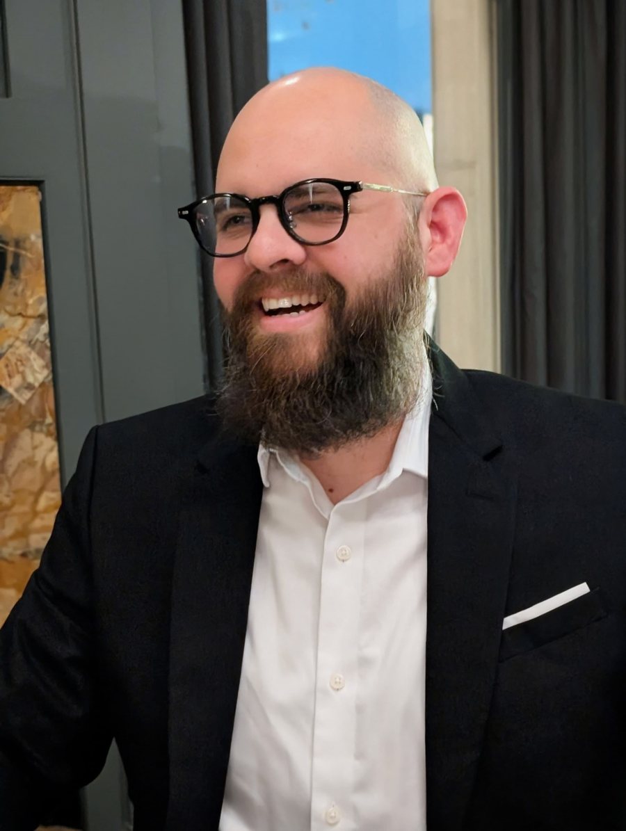 Portrait of Emanuel Rolon, founder of Lumigraph Press